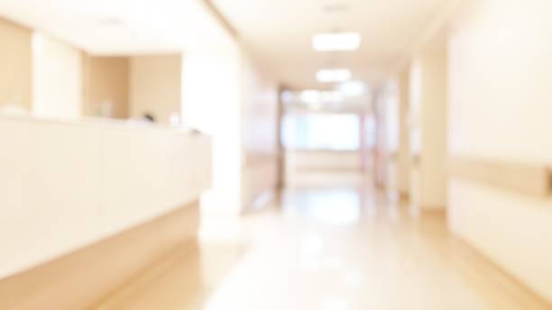 flou fond abstrait de couloir dans un hôpital propre. vue floue de l’allée dans le bureau avec le plancher léger. lobby flou et espace d’attente dans l’hôtel. zone vide défocalisée pour la salle d’événement dans le centre commercial - desk nobody color image day photos et images de collection