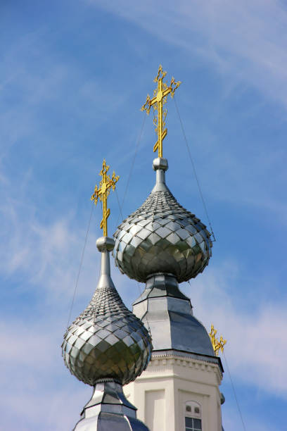 oro cruza las cúpulas del templo - metal tin cloud vertical fotografías e imágenes de stock