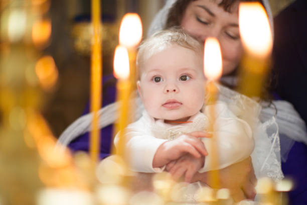 아이의 세례.촛불 가운데 교회에서 어머니와 신생아 - cross human hand family christianity 뉴스 사진 이미지