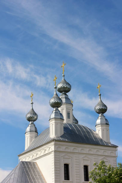 황금을 가진 하얀 교회는 구름과 함께 타워와 푸른 하늘에 십자가. - metal tin cloud vertical 뉴스 사진 이미지