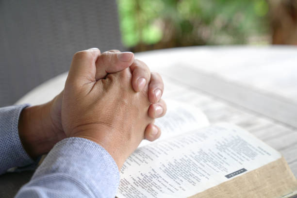 gesto praying - religious text cross protestantism reading - fotografias e filmes do acervo