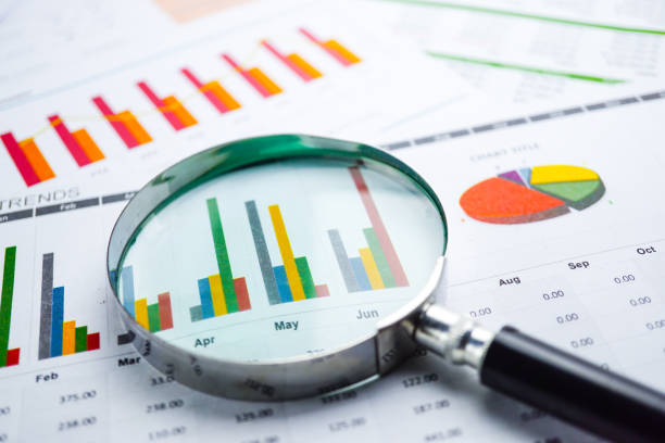 Magnifying glass on charts graphs spreadsheet paper. Financial development, Banking Account, Statistics, Investment Analytic research data economy, Stock exchange trading, Business office company meeting concept. lupa en gráficos gráficos papel de hoja de cálculo. desarrollo financiero, cuenta bancaria, estadísticas, economía de datos de investigación analítica de inversión, negociación de bolsa, concepto de reunión de la empresa de oficinas de negocios.