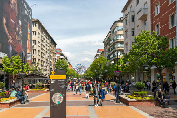 pasear a la gente en el bulevar vitosha en la ciudad de sofía, bulgaria - boulevard fotografías e imágenes de stock