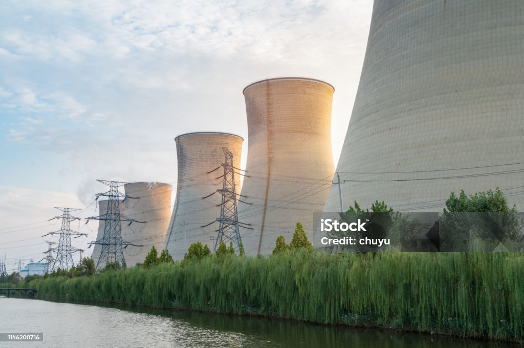 Kraftwerk in der Dämmerung - Lizenzfrei Atomkraftwerk Stock-Foto