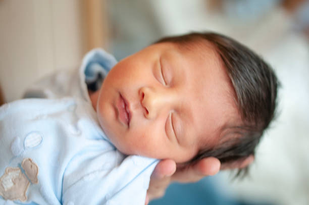 mutter hält ihren neugeborenen jungen - schlafen fotos stock-fotos und bilder