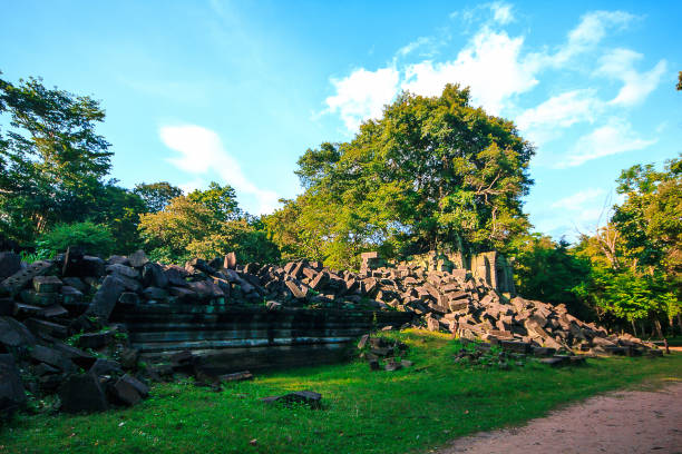 impero khmer del castello di bueng mala in passato - carving cambodia decoration thailand foto e immagini stock