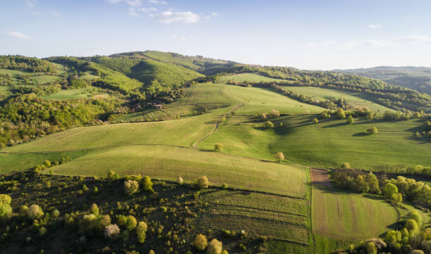 пейзаж тосканы на закате - rolling hill field green стоковые фото и изображения