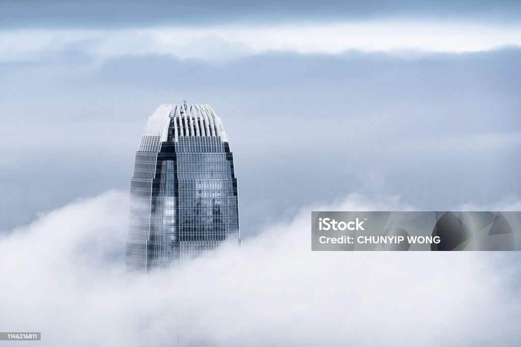 Vista de un Hong Kong muy nebuloso - Foto de stock de Arquitectura exterior libre de derechos