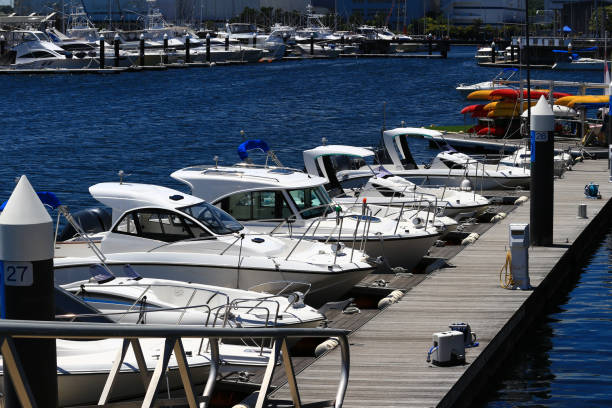 마리나 부두에 정박 ��한 소형 모터 보트 - nautical vessel moored yacht harbor 뉴스 사진 이미지