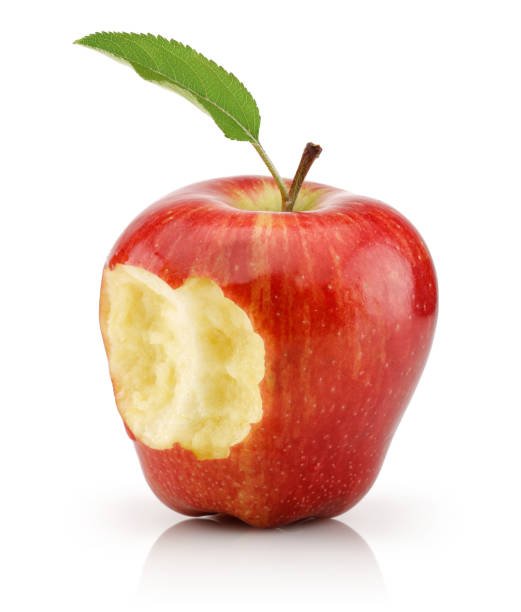 maçã vermelha mordida com a folha isolada no branco - apple biting missing bite red - fotografias e filmes do acervo