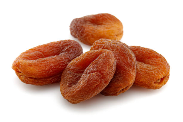 albaricoques secos orgánicos aislados sobre fondo blanco - dried apricot close up gourmet dried fruit fotografías e imágenes de stock