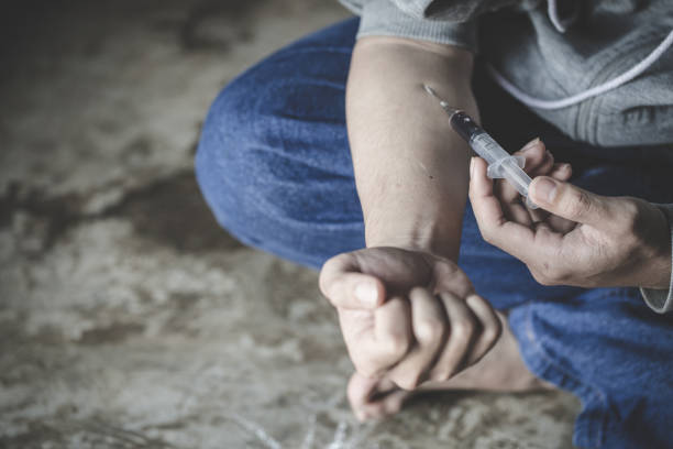 addict hands making syringe injection of heroin, concept of drug use, world anti-drug day - narcotic teenager cocaine drug abuse imagens e fotografias de stock