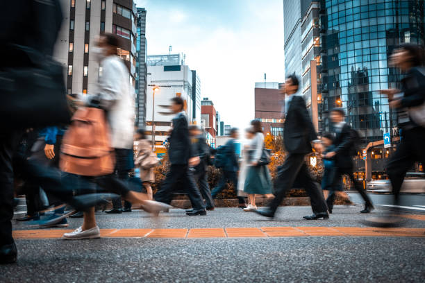 gente de negocios borrosa en su camino del trabajo - japón fotos fotografías e imágenes de stock