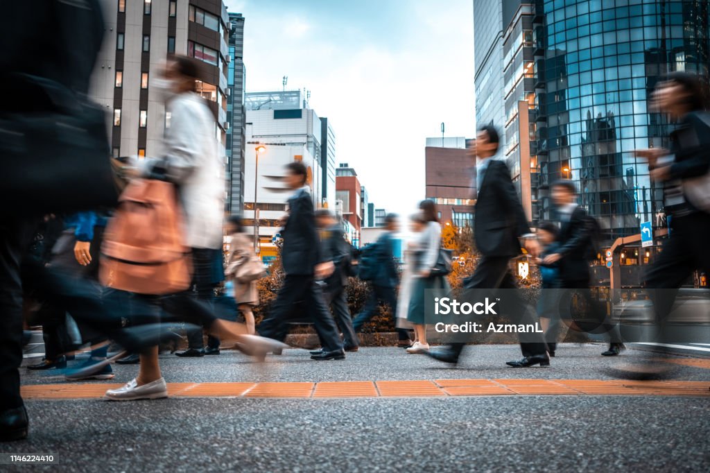 Размытые деловые люди на пути с работы - Стоковые фото Люди роялти-фри