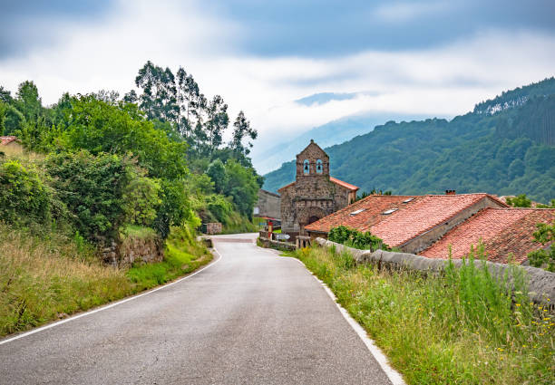 igreja velha na maneira de st. james. peregrinação sobre a espanha, a europa. camino de santiago, camino del norte - galicia pilgrimage pilgrim religion - fotografias e filmes do acervo