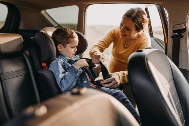 Where do you want to go? Pregnant mother preparing his son for travel in car family-van-driving stock pictures, royalty-free photos & images