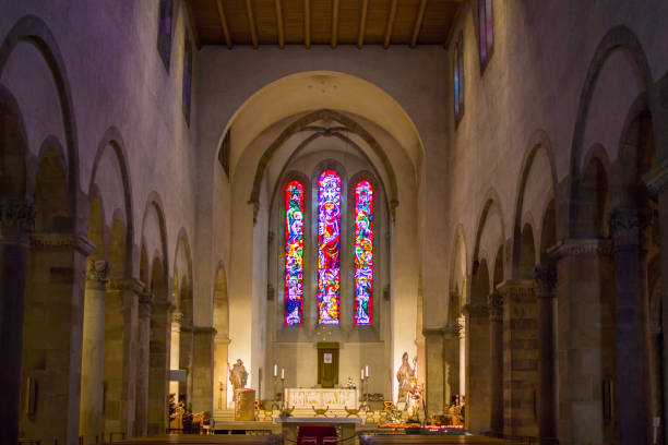 fenêtre colorée à l’intérieur de l’abbaye d’echternach (basilique de saint-willibrord) à echternach, au luxembourg, avec l’autel et les statues - church altar indoors dark photos et images de collection