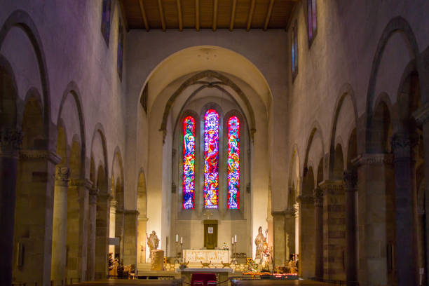 エヒタルナッハの修道院 (聖 willibrord のバシリカ) の内側のカラフルな窓、ルクセンブルクのエヒタルナッハ、祭壇と彫像 - church altar indoors dark ストックフォトと画像