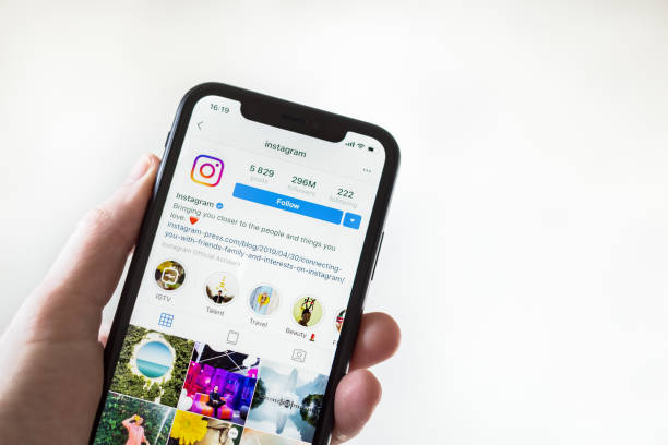 apple iphone xr mostrando la aplicación de instagram en el móvil - visualizador digital fotos fotografías e imágenes de stock