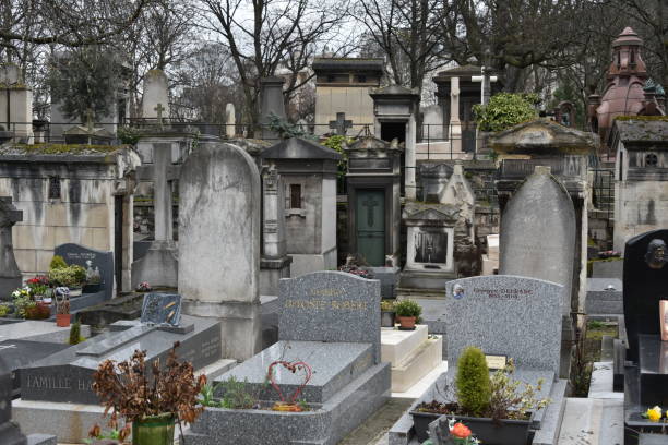 montmartre cemetery, paris, france - cemetery montmartre paris france france imagens e fotografias de stock