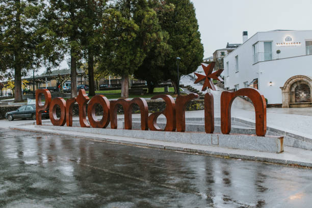 scritta del villaggio di portomarin all'ingresso della città, fine di un'importante tappa del pellegrinaggio del camino de santiago - portomarin foto e immagini stock