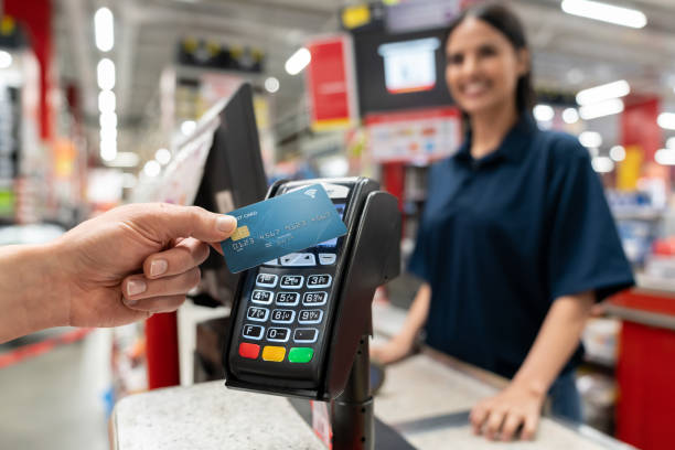 el cliente que realiza un pago inteligente en la ferretería - credit card reader fotografías e imágenes de stock