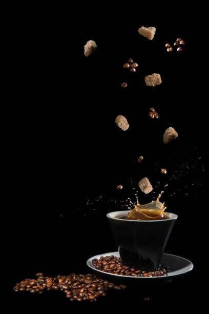explosion de café avec une tasse et des haricots - coffee granules photos et images de collection