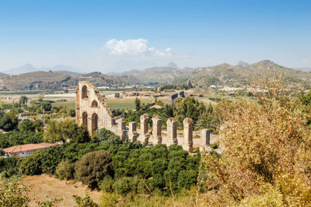 panoramiczny widok z lotu ptaka na rzymski akwedukt, który służył starożytnemu miastu aspendos, turcja - aspendos construction architecture outdoors zdjęcia i obrazy z banku zdjęć