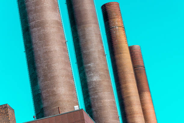 imagen abstracta deliberadamente torcida de las chimeneas de la planta de energía de una gran planta industrial - nitric oxide fotografías e imágenes de stock