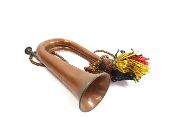 ein messing und kupfer kleiner bugle instrument auf weißem hintergrund - brass instrument trumpet classical music flugelhorn stock-fotos und bilder