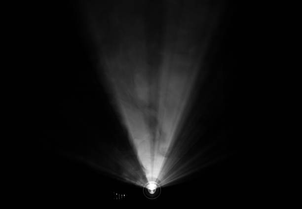 projektor scheinwerfer auf rauchtextur. - smoke black abstract white stock-fotos und bilder