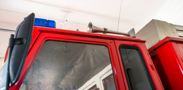 火災のトラックの屋根の上に置かれた青色の警告信号とサイレン。 - hunting horn flash ストック��フォトと画像