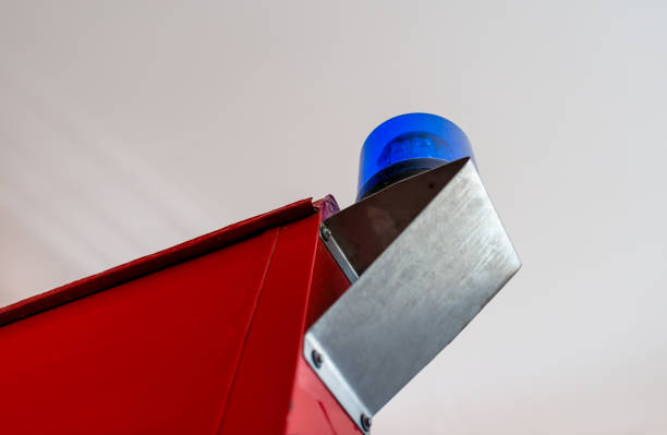 消防車の背面に置かれた青色の警告信号。 - hunting horn flash ストックフォトと画像