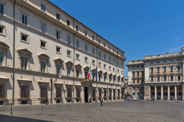 splendida vista di palazzo chigi nella città di roma, italia - rome italy travel traditional culture foto e immagini stock
