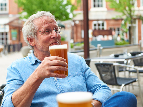 man drinking beer in conversation