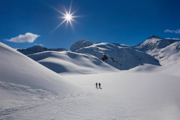 ski touring i den eviga isen, lofoten-norge - heliskiing bildbanksfoton och bilder