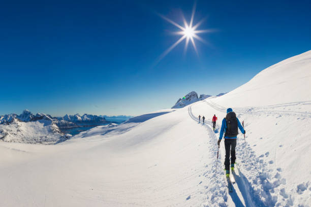 skitouren im ewigen eis, lofoten-norwegen - skiing winter snow mountain stock-fotos und bilder