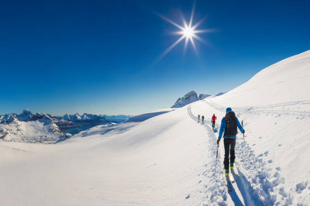 sci alpinismo nel ghiaccio eterno, lofoten - norvegia - exploration mountain teamwork mountain peak foto e immagini stock