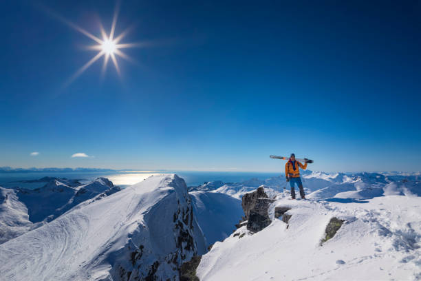 skid bergs bestigare njuter av toppen, lofoten-norge - heliskiing bildbanksfoton och bilder