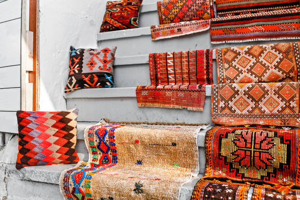 beaucoup de tapis colorés et de tapis à vendre dans le magasin à la rue d’istanbul - delhi equipment household equipment decor photos et images de collection