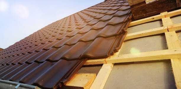 nieuwe dak bekleding in progress (panoramisch beeld) - timmerman dakkapel stockfoto's en -beelden
