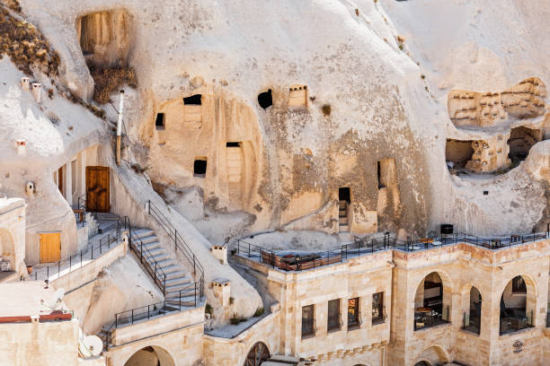 hôtels cappadoce sculptés à partir de roche de pierre, style grotte - goreme photos et images de collection