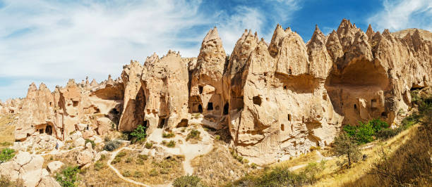 grottes et formations rocheuses dans la vallée de zelve, cappadoce, turquie - geological feature cave sedimentary rock limestone photos et images de collection