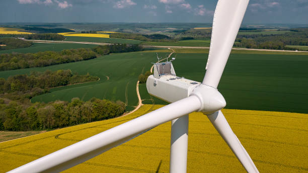 parco eolico in francia - turbina a vento ad asse verticale foto e immagini stock