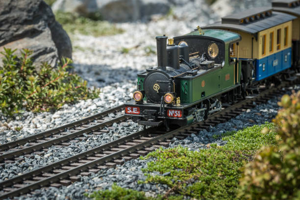 tren de modelado ferroviario al aire libre en un día soleado - tren miniatura fotografías e imágenes de stock