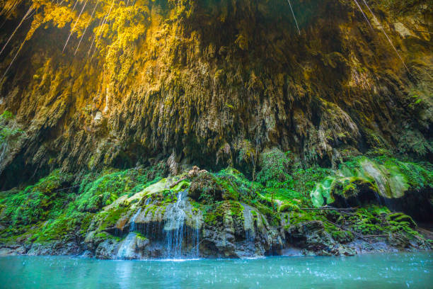 rzeka obok góry ze skałą stalaktytową i małym wodospadem w głębokim tropikalnym lesie deszczowym jungle, prowincja tak, tajlandia - travel travel locations nature erawan zdjęcia i obrazy z banku zdjęć