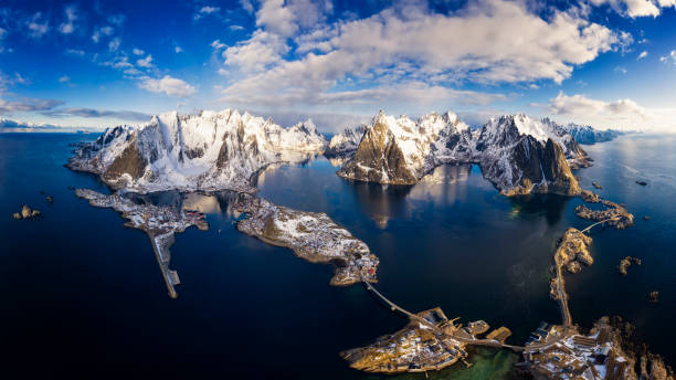 panorama de las montañas y reine en las islas lofoten, noruega-xxxl panorama - fishing village nordic countries fjord fotografías e imágenes de stock