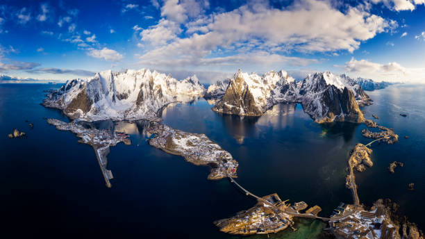 panorama delle montagne e reine nelle isole lofoten, norvegia - xxxl panorama - fishing village nordic countries fjord foto e immagini stock