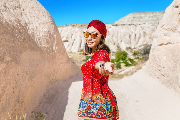 中東の砂漠でのアジアの女性旅行者は、ターバンで、私に従って、ナショナルドレス - women indigenous culture middle east traditional culture ストックフォトと画像