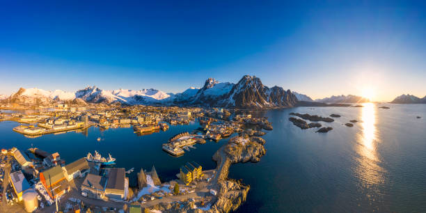 luftaufnahme der svolvaer, lofoten-norwegen - austvagoy stock-fotos und bilder